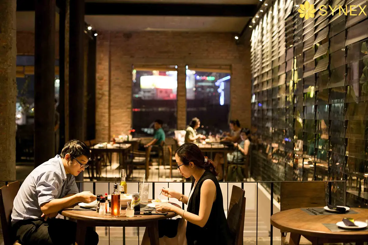 khach hang thuong thuc mon an tai 4ps