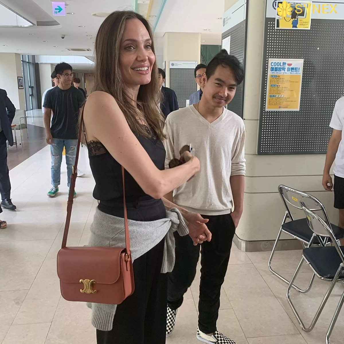 Angelina Joli su dung tui celine cho outfit thuong ngay copy